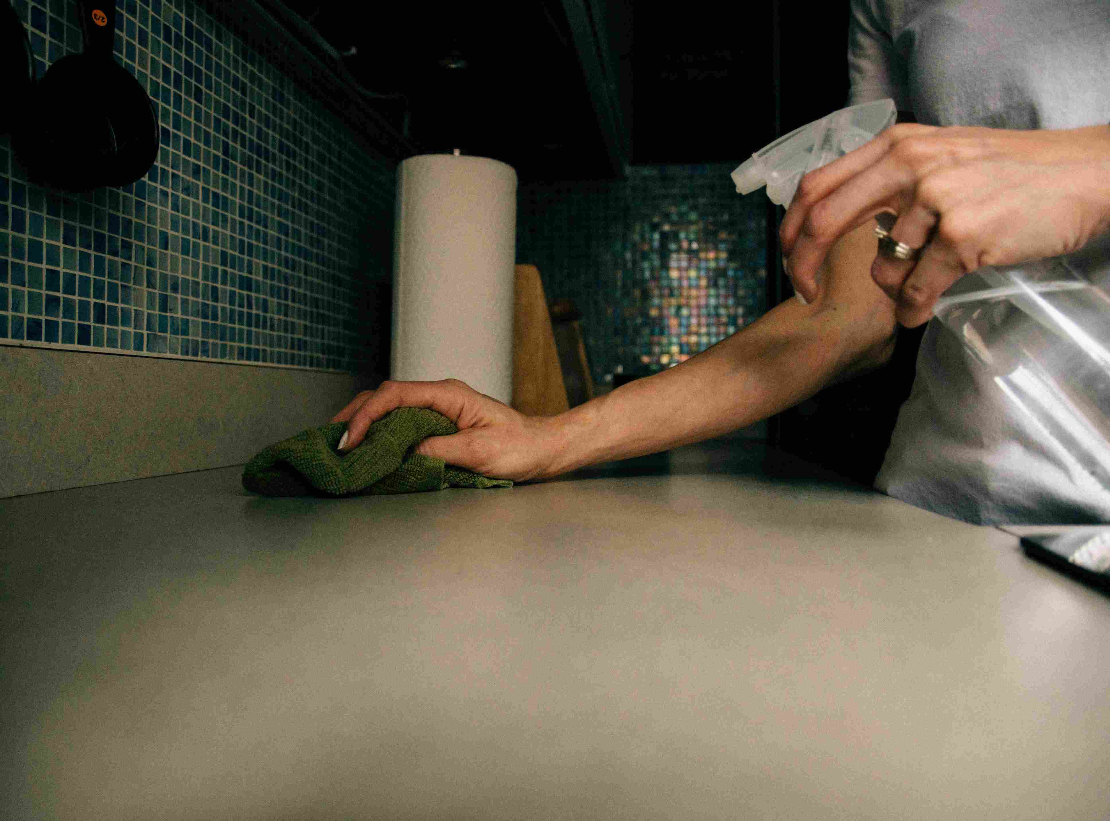 Deep kitchen cleaning with spray and cloth